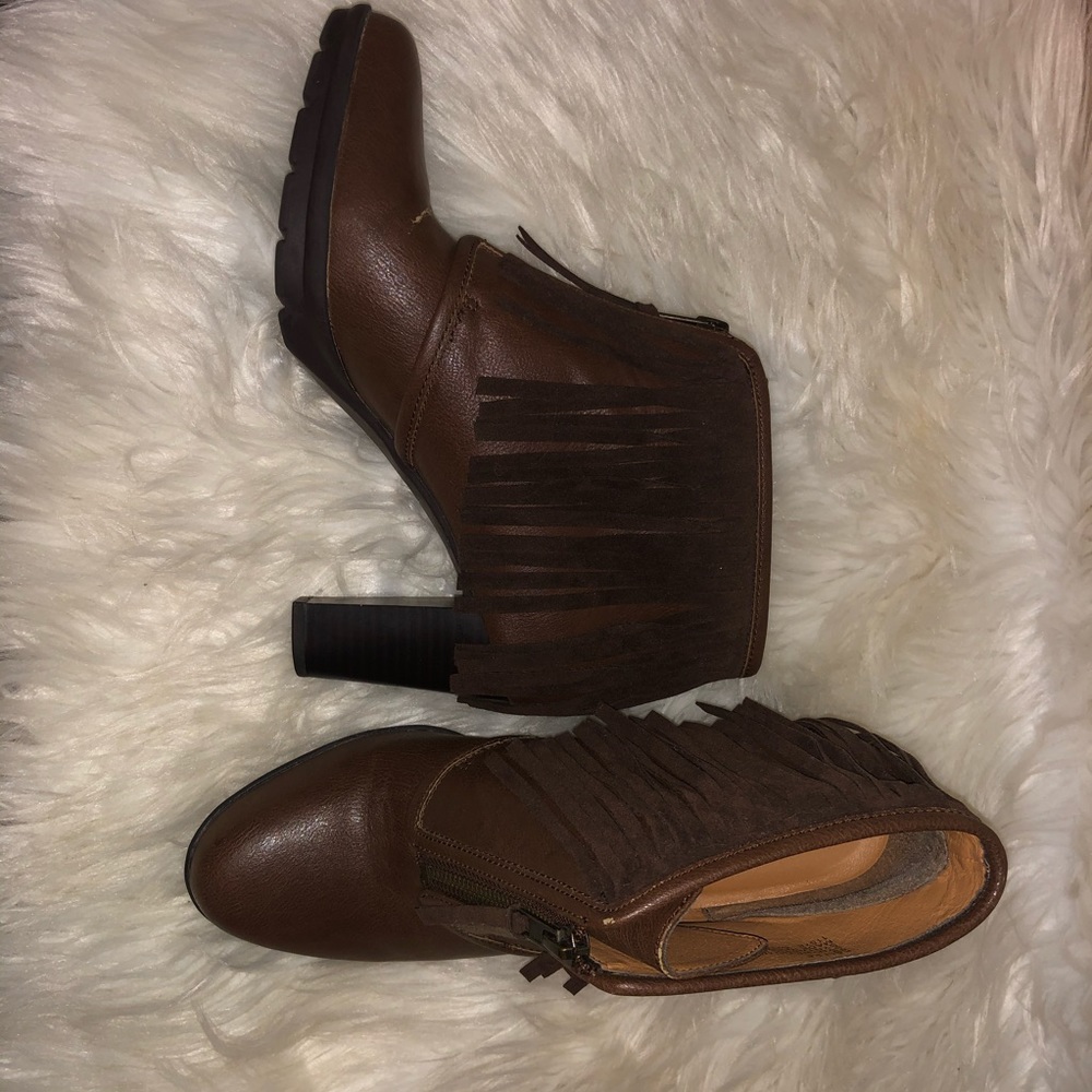 Brown ankle boots with fringe.